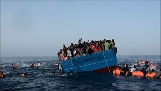 MarocEspagne  400 migrants forcent la frontière à Ceuta [upl. by Kciredec]