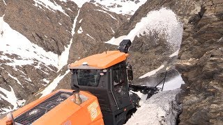 Iseran  déneigement en hautlieu [upl. by Sinnej]