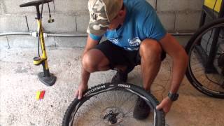 Démontage pneu vtt tubeless  080 [upl. by Yeliw155]